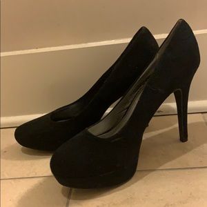 Black heeled pumps